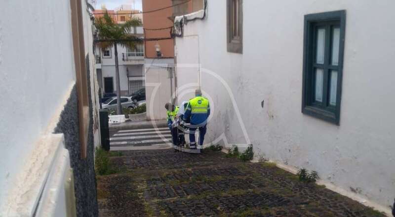 Personal sanitario traslada a una enferma en camilla al no poder acceder las ambulancias al barrio/TA.